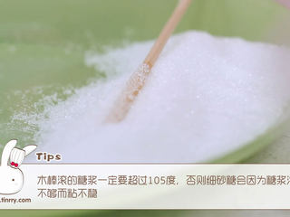 5、冰晶棒棒糖,倒完色素，糖水的温度大概是105度，这个时候我们要做木棒的准备工作了，用棍子粘上糖浆，直接放进去转一转，然后粘上细砂糖，放在一旁晾干凝固