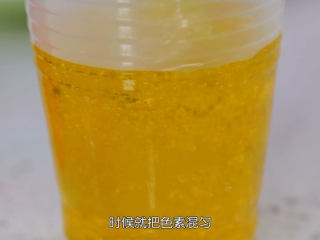 7、冰晶棒棒糖,泡泡消失之后要马上把糖浆平均的倒入杯子中，速度最好快一点，有加色素的杯子，尽量把糖浆冲到色素那里，把色素打散，尽可能的糖浆倒进去的时候就把色素混匀（配方中的糖水大约可以做200ml的杯子3杯）