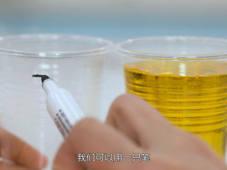 9、冰晶棒棒糖,糖水在放凉期间，我们准备好一个夹子，然后把粘了细砂糖的木棒夹在夹子中间，并且量好高度