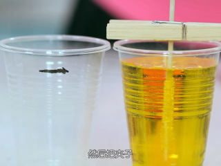 10、冰晶棒棒糖,测试好高度之后，我们把木棍轻轻的慢慢的插入糖水中央，夹子架在杯子上，就这样静置，尽量不要晃动它，大概3~5天，慢慢的结晶就会形成，直到完成到我们要的大小