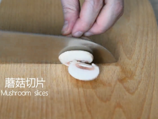 1、小朋友最爱的奶油蘑菇汤，这样做又香又好喝,蘑菇切片