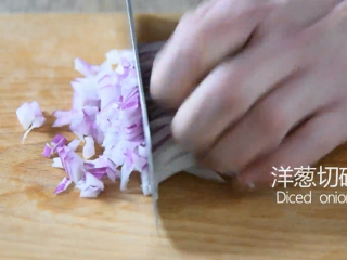 2、小朋友最爱的奶油蘑菇汤，这样做又香又好喝,洋葱切碎