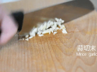 3、小朋友最爱的奶油蘑菇汤，这样做又香又好喝,蒜切末