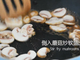 4、小朋友最爱的奶油蘑菇汤，这样做又香又好喝,放入黄油待其融化后倒入蘑菇炒软盛出备用