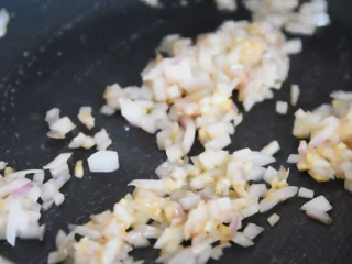 6、小朋友最爱的奶油蘑菇汤，这样做又香又好喝,倒入洋葱清炒片刻盛出备用