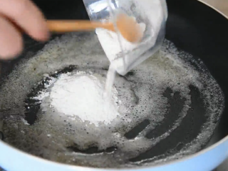 7、小朋友最爱的奶油蘑菇汤，这样做又香又好喝,放入黄油融化后倒入适量的面粉