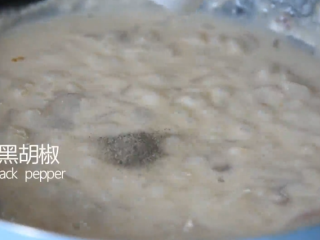 11、小朋友最爱的奶油蘑菇汤，这样做又香又好喝,倒入盐、黑胡椒调味