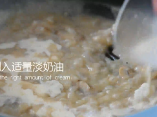 10、小朋友最爱的奶油蘑菇汤，这样做又香又好喝,倒入适量的淡奶油转小火