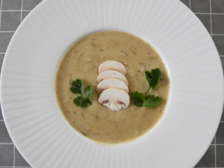 13、小朋友最爱的奶油蘑菇汤，这样做又香又好喝,最后用香菜点缀即可享用