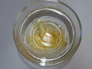 1、榴莲奶冻,吉利丁片用冷水泡软备用