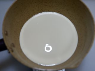2、榴莲奶冻,牛奶和淡奶油倒入小锅中