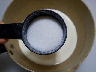 3、榴莲奶冻,加入白砂糖
