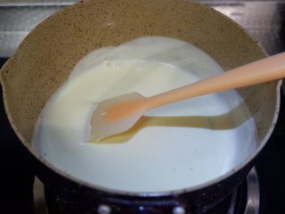 4、榴莲奶冻,用小火加热至砂糖融化牛奶微沸。