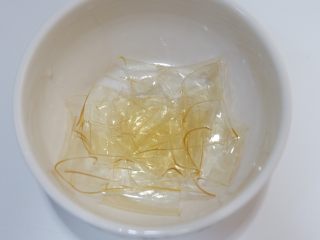 5、榴莲奶冻,将吉利丁片沥干水