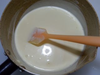 6、榴莲奶冻,加入奶液中，搅拌均匀至吉利丁片完全融化。