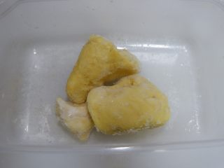 7、榴莲奶冻,榴莲剥出果肉。