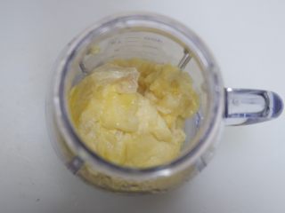 8、榴莲奶冻,放入料理机