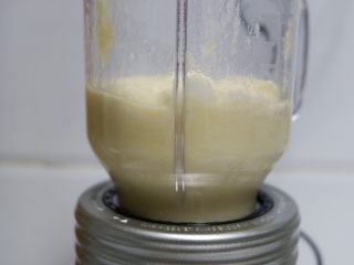 9、榴莲奶冻,用料理机打成果泥