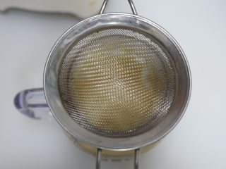 10、榴莲奶冻,然后将之前拌好的奶液过筛料理机中