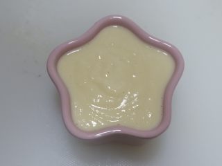 12、榴莲奶冻,倒入容器中，放进冰箱冷藏至完全凝固即可。