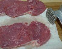 1、红酒黑椒牛排,将牛里脊切片，用厨房纸蘸干