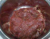 3、红酒黑椒牛排,将拍散的牛里脊放入盆中，倒入两大勺红酒、一勺生抽、一勺蚝油、香草，少许橄榄油抓均