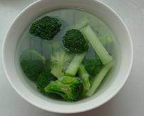 9、红酒黑椒牛排,将西兰花倒入放盐和色拉油的开水中焯一两分钟