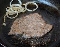 11、红酒黑椒牛排,一面锁住水分后迅速翻面。大约一分钟左右吧。两面各煎一、两分钟