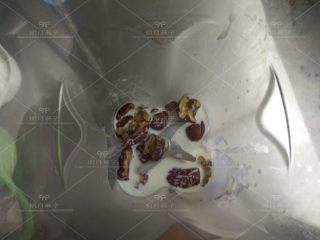 2、红枣戚风蛋糕,将温牛奶和红枣肉放入搅拌机搅打细腻。