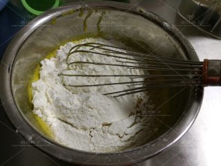 7、红枣戚风蛋糕,筛入低筋面粉，