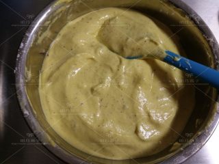 13、红枣戚风蛋糕,.快速翻拌均匀