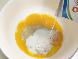 4、香蕉戚风蛋糕,继续加入牛奶。