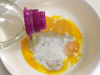 5、香蕉戚风蛋糕,加入玉米油，用手动打蛋器搅拌均匀。