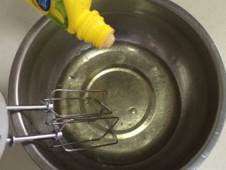 7、香蕉戚风蛋糕,在蛋白中加入几滴柠檬汁。