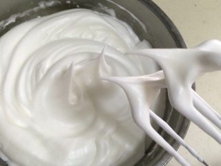 9、香蕉戚风蛋糕,继续再分两次加入细砂糖搅拌至蛋白呈偏干性状态即可。