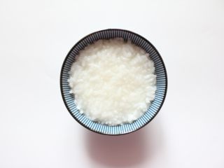 3、三色亲子丼稀饭(适合11个月龄以上的宝宝),7倍粥装入碗里