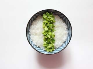 5、三色亲子丼稀饭(适合11个月龄以上的宝宝),摆上西兰花碎末