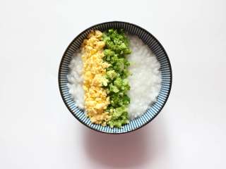 9、三色亲子丼稀饭(适合11个月龄以上的宝宝),摆在西兰花碎一边