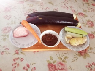 1、酱爆肉沫茄子,准备食材：肉，茄子，葱姜蒜，胡萝卜，豆瓣酱。