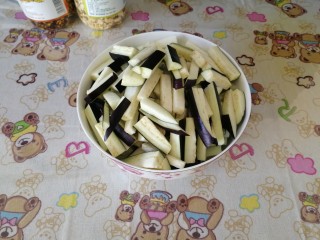 2、酱爆肉沫茄子,把茄子切条，切的要均匀，不能太粗也不能太细。