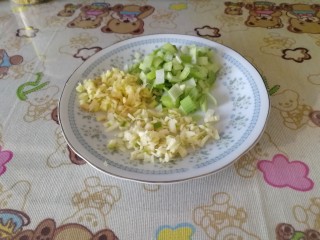 3、酱爆肉沫茄子,切葱姜蒜沫