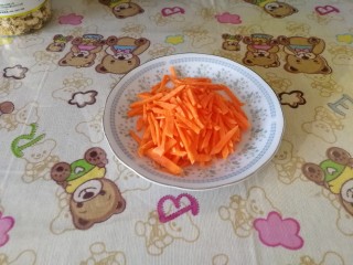 4、酱爆肉沫茄子,切胡萝卜丝