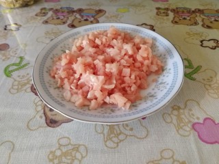 5、酱爆肉沫茄子,切肉丝