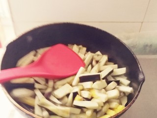 6、酱爆肉沫茄子,油热放入茄子