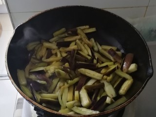 7、酱爆肉沫茄子,翻炒