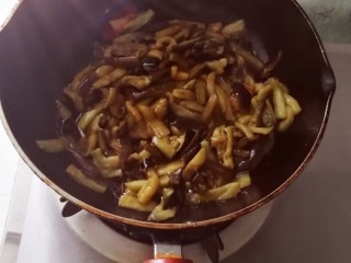 8、酱爆肉沫茄子,加海鲜酱油少许