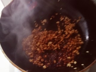 10、酱爆肉沫茄子,油热炒肉丝，加白糖，花椒粉少许，加少许红烧酱油翻炒
