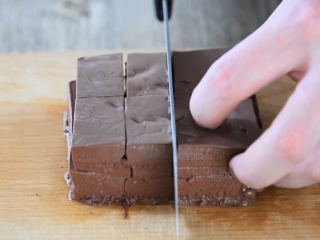 1、做一碗健康又美味的“鸭血粉丝汤”秘诀在这,鸭血切成小块