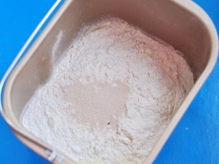 2、鸡肉杂蔬土司盒,加入高粉、奶粉、干酵母。