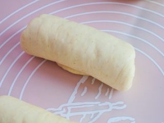 5、鸡肉杂蔬土司盒,擀卷两次，两次之间要静置松弛10分钟。